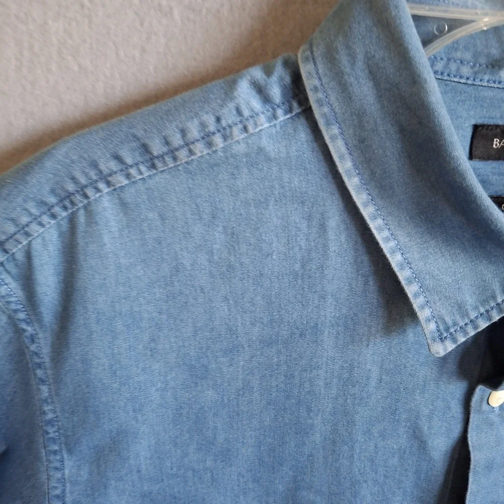 Banana Republic Camden Fit Men's Medium Denim Shirt Short Sleeve Button Up Blue